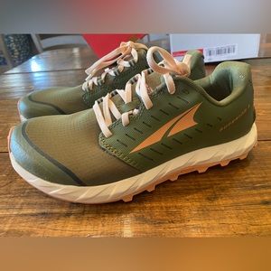 Altra Superior 5 size 7 dusty olive